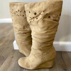 Detailed Suede Boots size 8